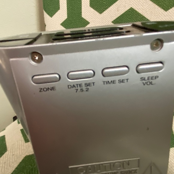 Timex alarm clock radio; am/fm; electric, battery option - Picture 8 of 8